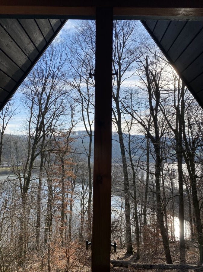 Blick aus dem Fenster im Obergeschoss in die Baumkronen