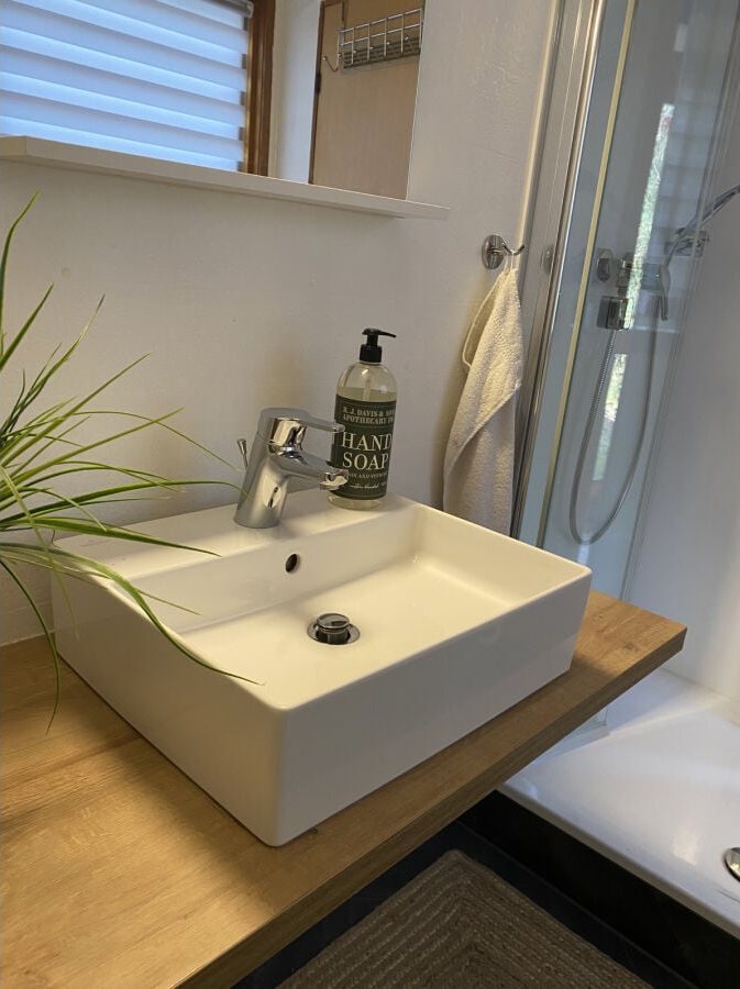 Das Badezimmer mit Dusche