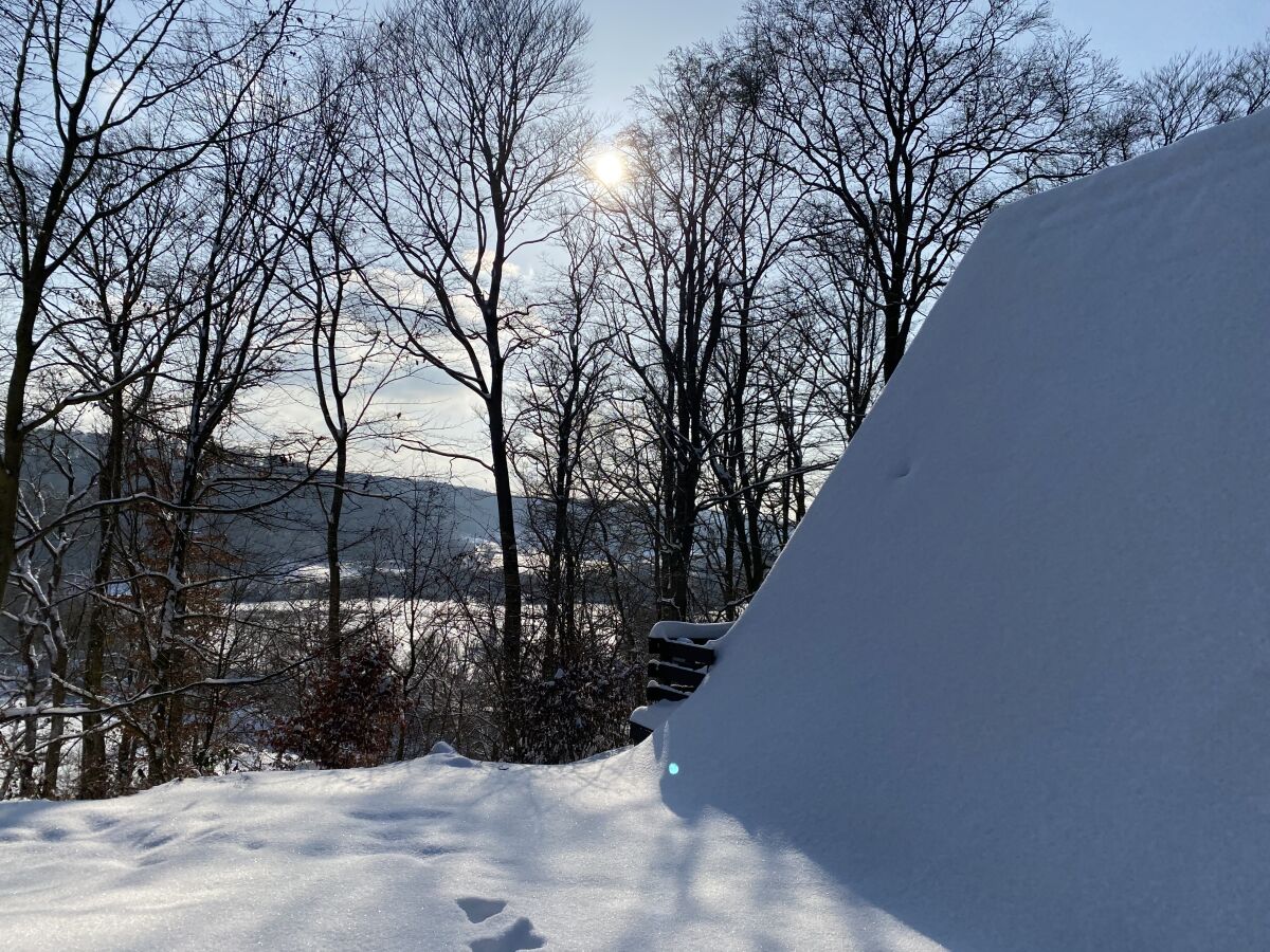 Das Haus im Schnee mit Blick auf den See
