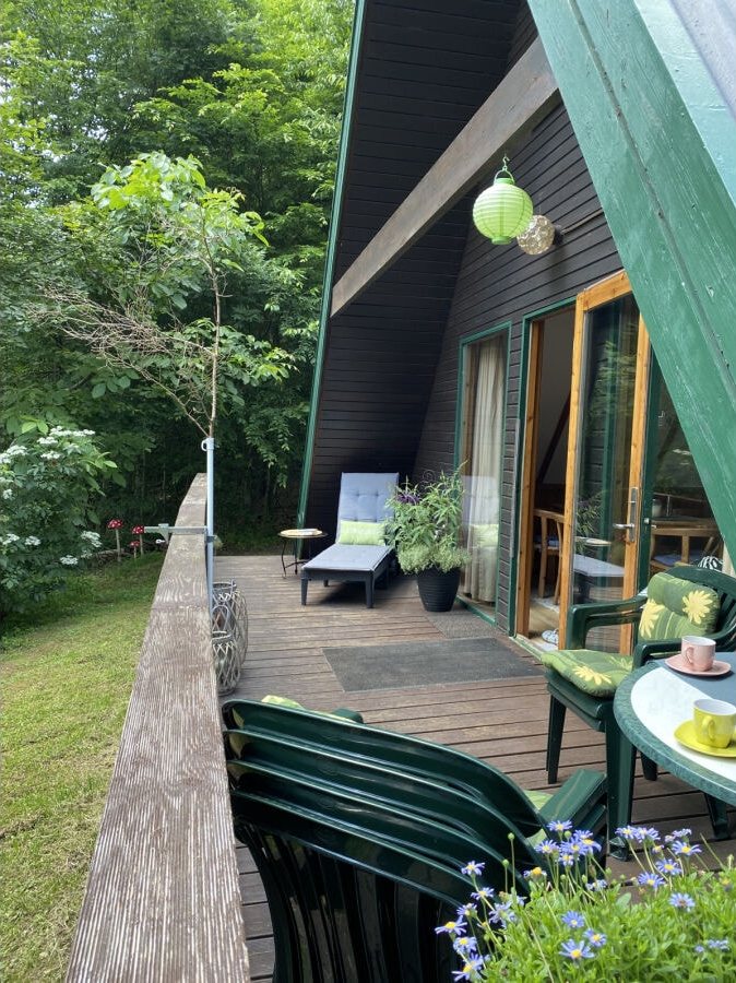 Die Terrasse mit Gartenmöbeln